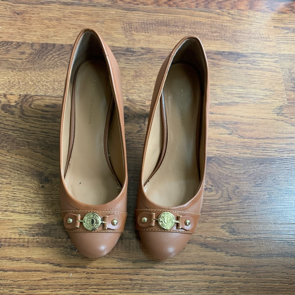 Tommy Hilfiger 7.5 Brown heel with gold